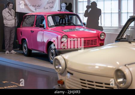 Zwickau, Allemagne. 19th juillet 2022. Le dernier Trabant est rose éclatant dans l'exposition du Musée August Horch de Zwickau. Le véhicule a fait son décollage de la chaîne de production sur 30 avril 1991. Maintenant, le musée a également reçu la première ID.3 jamais construit sur prêt permanent de Volkswagen. Le modèle pré-série a été construit à la main à Zwickau en 2018. Volkswagen poursuit la tradition automobile dans la ville de l'ouest de la Saxe. En attendant, seuls les véhicules entièrement électriques de la gamme du Groupe sont en train de sortir de la chaîne de production de l'usine. Credit: Hendrik Schmidt/dpa/Alay Live News Banque D'Images