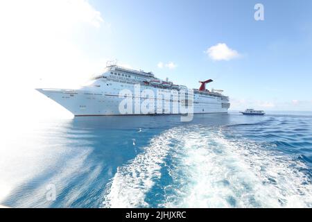 Le bateau de croisière d'exaltation de carnaval arrive à l'adresse du port de cay. Carnival elation est un bateau de croisière de classe Fantasy exploité par Carnival Cruise Line. Banque D'Images