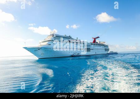 Le bateau de croisière d'exaltation de carnaval arrive à l'adresse du port de cay. Carnival elation est un bateau de croisière de classe Fantasy exploité par Carnival Cruise Line. Banque D'Images