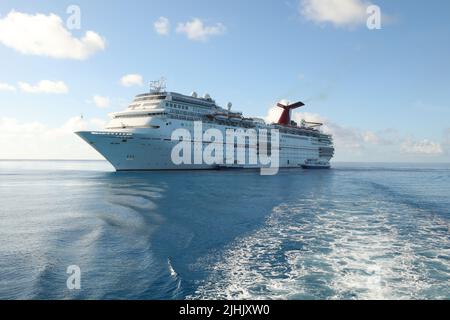 Le bateau de croisière d'exaltation de carnaval arrive à l'adresse du port de cay. Carnival elation est un bateau de croisière de classe Fantasy exploité par Carnival Cruise Line. Banque D'Images