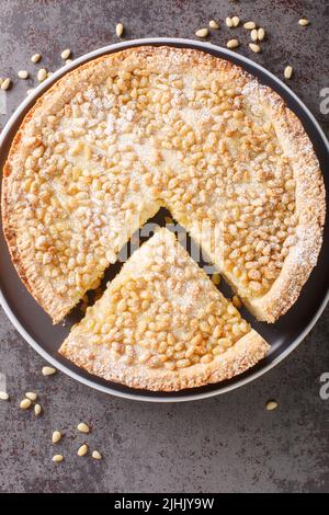 Pâtisserie traditionnelle de Toscane gâteau italien torta della nonna ou grand-mère gâteau dans la plaque sur la table. Vue verticale du dessus Banque D'Images