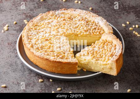 Torta della Nonna dessert italien classique dans l'assiette sur la table. Horizontale Banque D'Images