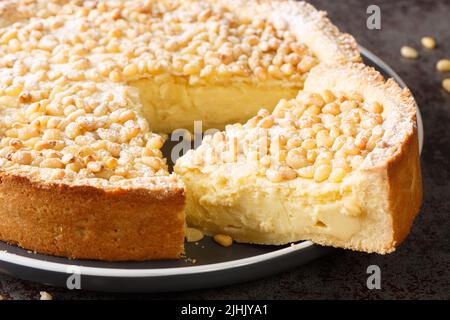 Authentique Torta della Nonna Custard italien a rempli Tart closeup dans l'assiette sur la table. Horizontale Banque D'Images