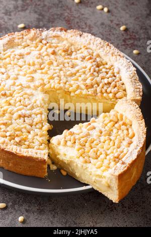 Pâtisserie traditionnelle de Toscane gâteau italien torta della nonna ou grand-mère gâteau dans la plaque sur la table. Verticale Banque D'Images