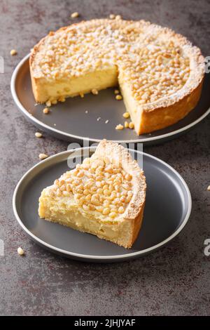 Gâteau crème anglaise avec torta della nonna aux pignons ou gâteau de grand-mère dans l'assiette sur la table. Verticale Banque D'Images