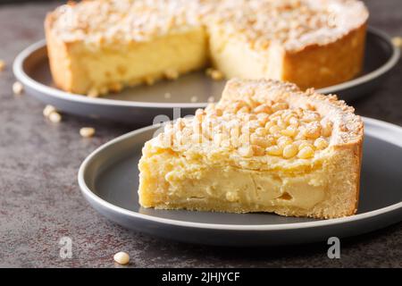 Torta della Nonna un gâteau italien plat et doux aromatisé aux pignons de pin dans l'assiette sur la table. Horizontale Banque D'Images