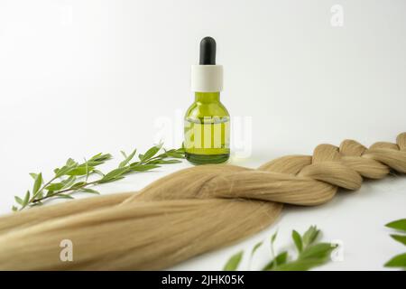 CBD Hair huile naturelle ou sérum se tenant sur le fond blanc Banque D'Images