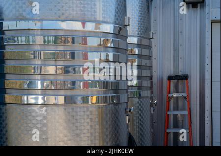 Réservoirs de stockage de vin à la cave de vinification Norman Hardie, comté de Prince Edward, Ontario, Canada Banque D'Images