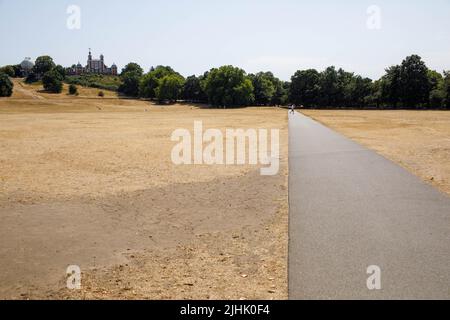 Londres, Royaume-Uni. 18th juillet 2022. La photo prise sur 18 juillet 2022 montre une vue sur Greenwich Park à Londres, en Grande-Bretagne. Une grande partie du Royaume-Uni (Royaume-Uni) a été touchée lundi par des températures brûlantes, sans répit par les prévisions de chaleur étouffante avant le milieu de cette semaine. Les autorités ont mis en garde contre des perturbations dans les transports et suggéré que les gens travaillent de chez eux dans les jours à venir. Crédit: Tim Ireland/Xinhua/Alamy Live News Banque D'Images