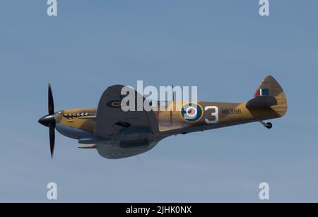 RAF Fairford, Gloucester, Royaume-Uni. 16 juillet 2022. Les avions militaires de toutes formes et de toutes tailles, de toutes époques et de tous pays du monde, se réunissent pour l’un des plus grands salons aériens du monde. Image : avion de la bataille d'Angleterre Memorial vol de la RAF Coningsby, Supermarine Spitfire LF. IXe, MK356, plus tard impliqué dans un accident mortel près de la RAF Coningsby le 25 mai 2024. Crédit : Malcolm Park/Alamy Banque D'Images