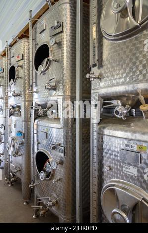 Réservoirs de fermentation et de stockage à la cave de vinification Norman Hardie, comté de Prince Edward, Ontario, Canada Banque D'Images