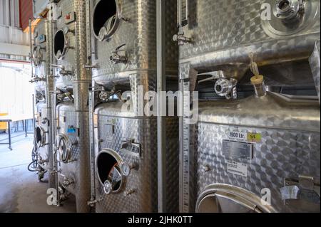 Réservoirs de fermentation et de stockage à la cave de vinification Norman Hardie, comté de Prince Edward, Ontario, Canada Banque D'Images