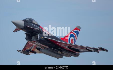 RAF Fairford, Gloucester, Royaume-Uni. 16 juillet 2022. Des avions militaires de toutes formes et de toutes tailles, de toutes époques et de tous les pays du monde, se rassemblent pour l'un des plus grands salons aériens du monde. Image: Eurofighter Typhoon de l'équipe d'exposition de la RAF, n° 29 escadron portant la livrée du drapeau britannique Banque D'Images