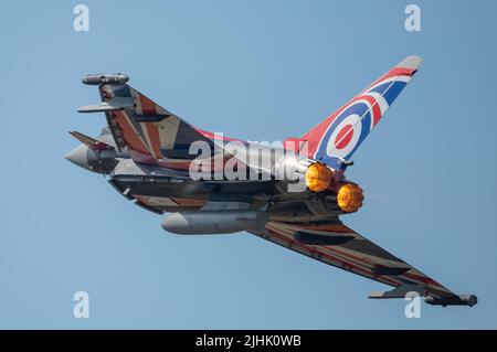 RAF Fairford, Gloucester, Royaume-Uni. 16 juillet 2022. Des avions militaires de toutes formes et de toutes tailles, de toutes époques et de tous les pays du monde, se rassemblent pour l'un des plus grands salons aériens du monde. Image: Eurofighter Typhoon de l'équipe d'exposition de la RAF, n° 29 escadron portant la livrée du drapeau britannique Banque D'Images