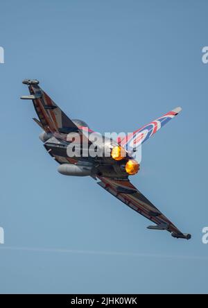 RAF Fairford, Gloucester, Royaume-Uni. 16 juillet 2022. Des avions militaires de toutes formes et de toutes tailles, de toutes époques et de tous les pays du monde, se rassemblent pour l'un des plus grands salons aériens du monde. Image: Eurofighter Typhoon de l'équipe d'exposition de la RAF, n° 29 escadron portant la livrée du drapeau britannique Banque D'Images