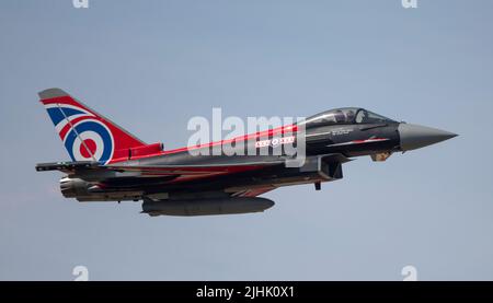 RAF Fairford, Gloucester, Royaume-Uni. 16 juillet 2022. Des avions militaires de toutes formes et de toutes tailles, de toutes époques et de tous les pays du monde, se rassemblent pour l'un des plus grands salons aériens du monde. Image: Eurofighter Typhoon de l'équipe d'exposition de la RAF, n° 29 escadron portant la livrée du drapeau britannique Banque D'Images