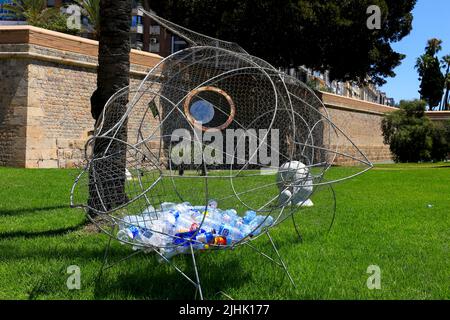 Carthagène, Murcie, Espagne- 17 juillet 2022: Structure en fer en forme de poisson pour recycler les conteneurs en plastique dans la rue Banque D'Images