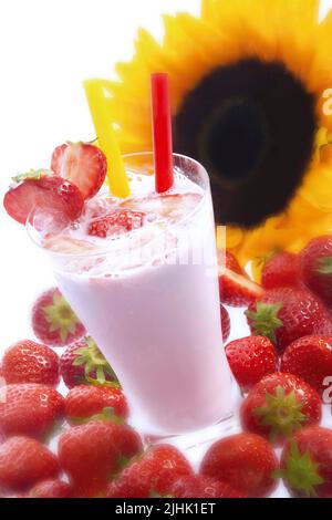 Milk-shake à la fraise et tournesol. Photo verticale Banque D'Images