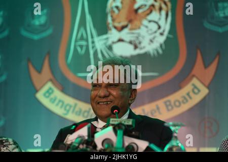 Le Président du Conseil de cricket du Bangladesh, Nazmul Hasan, s'adresse au journaliste après l'Assemblée générale annuelle (AGA) 2022 du Conseil de cricket du Bangladesh (BCB) Tak Banque D'Images