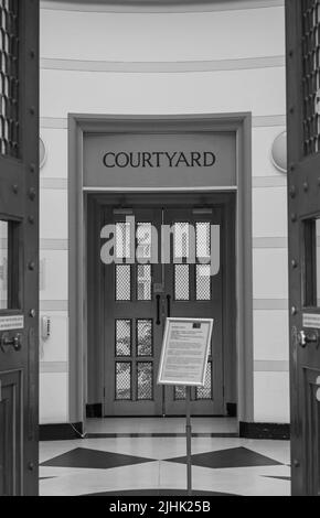 Sackler Library Courtyard à Oxford, Oxfordshire, Royaume-Uni, lors d'une journée humide en août - noir et blanc monochrome Banque D'Images