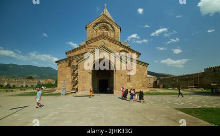 Cathédrale de Svetitskhoveli (cathédrale du pilier vivant) à Mtskheta, Géorgie vue extérieure sur la lumière du jour avec les visiteurs entrant dans la cathédrale Banque D'Images