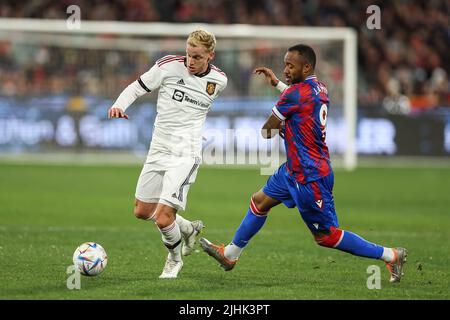 Donny van de Beek (34) de Manchester United détient Jordan Ayew (9) de Crystal Palace Banque D'Images