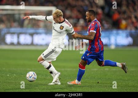 Donny van de Beek (34) de Manchester United est tiré par Jordan Ayew (9) de Crystal Palace Banque D'Images