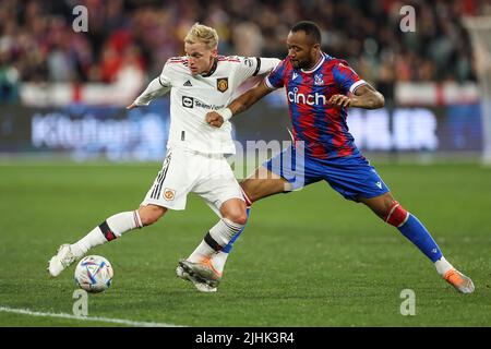 Donny van de Beek (34) de Manchester United détient Jordan Ayew (9) de Crystal Palace Banque D'Images