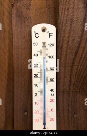 Twickenham, Londres, Angleterre, Royaume-Uni. 19th juillet 2022. Le thermomètre de jardin (qui est précis) dépasse 40°C Celsius (104°F) à environ 1:00 dans l'après-midi. Le thermomètre est doté d'un abat-jour des deux côtés, ce qui donne des informations précises sur la température de l'air. (131) Banque D'Images