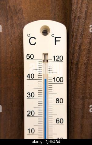 Twickenham, Londres, Angleterre, Royaume-Uni. 19th juillet 2022. Le thermomètre de jardin (qui est précis) dépasse 40°C Celsius (104°F) à environ 1:00 dans l'après-midi. Le thermomètre est doté d'un abat-jour des deux côtés, ce qui donne des informations précises sur la température de l'air. (131) Banque D'Images