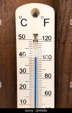 Twickenham, Londres, Angleterre, Royaume-Uni. 19th juillet 2022. Le thermomètre de jardin (qui est précis) dépasse 40°C Celsius (104°F) à environ 1:00 dans l'après-midi. Le thermomètre est doté d'un abat-jour des deux côtés, ce qui donne des informations précises sur la température de l'air. (131) Banque D'Images