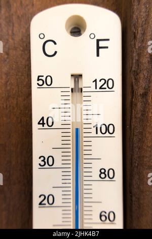 Twickenham, Londres, Angleterre, Royaume-Uni. 19th juillet 2022. Le thermomètre de jardin (qui est précis) dépasse 40°C Celsius (104°F) à environ 1:00 dans l'après-midi. Le thermomètre est doté d'un abat-jour des deux côtés, ce qui donne des informations précises sur la température de l'air. (131) Banque D'Images