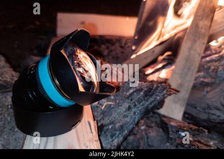 objectif ultra grand-angle près du feu de camp la nuit Banque D'Images