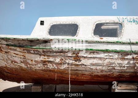 Vieux panneaux en bois vintage petit bateau en besoin de réparation. Concept de restauration de bateau. Banque D'Images