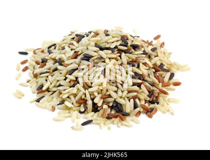Tas de riz biologique en gros plan. Riz mélangé sur fond blanc. Riz blanc, brun et noir mélangés. Banque D'Images