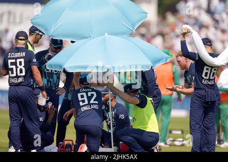 Les joueurs d'Angleterre se mettent à l'abri sous des parasols lorsqu'ils prennent une pause pour prendre un verre et utilisent de la glace pour se rafraîchir lors du premier match international d'une journée au Seat unique Riverside, Chester-le-Street. Date de la photo: Mardi 19 juillet 2022. Banque D'Images