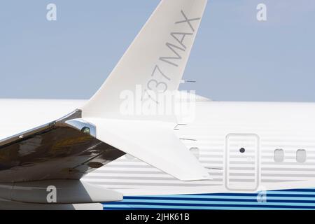 Extérieur d'un Boeing 737 MAX 10 de longue portée au salon aéronautique de Farnborough, le 18th juillet 2022, à Farnborough, en Angleterre. Le constructeur aéronautique américain subit un ralentissement financier à la suite de la série de 737 accidents Max et une commande de Delta Airlines pour cent Max 10s devrait aider à sa reprise. Le salon international de l'aéronautique de Farnborough (FIA) est un salon de l'industrie aérospatiale et de la défense qui, en raison de Covid, se tient pour la première fois en quatre ans. La pandémie a eu un impact majeur sur l'aviation commerciale, tandis que la guerre en Ukraine a changé l'état d'esprit des industries de défense. T Banque D'Images