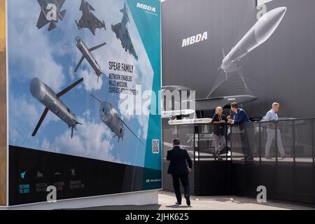 Graphiques et publicité à la société française de défense, MBDA, lors du salon de l'aéronautique de Farnborough, le 18th juillet 2022, à Farnborough, en Angleterre. MBDA, un leader mondial dans le domaine des missiles et des systèmes de missiles, est un groupe multinational de 10 000 employés travaillant en France, au Royaume-Uni, en Italie, en Allemagne, en Espagne et aux États-Unis. Le salon international de l'aéronautique de Farnborough (FIA) est un salon de l'industrie aérospatiale et de la défense qui, en raison de Covid, se tient pour la première fois en quatre ans. La pandémie a eu un impact majeur sur l'aviation commerciale, tandis que la guerre en Ukraine a changé l'état d'esprit Banque D'Images