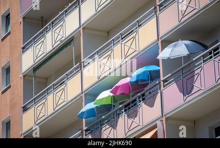 Zwickau, Allemagne. 19th juillet 2022. Quatre parasols sont à l'ombre sur le balcon de Zwickau. Les températures dans la ville de Mulde ont dépassé 35 degrés mardi. Credit: Hendrik Schmidt/dpa/Alay Live News Banque D'Images