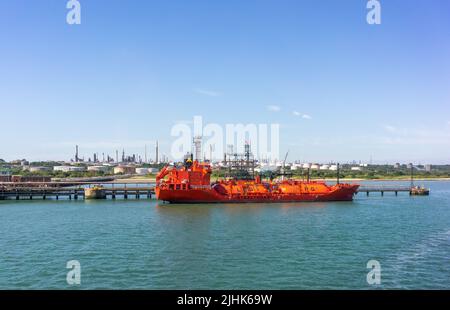 Navire-citerne GPL Stealthgas amarré au terminal de pétrole de la raffinerie de Fawley, Fawley, Hampshire, Angleterre, Royaume-Uni Banque D'Images