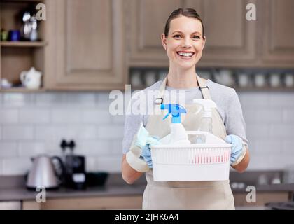 J'ai tout ce dont j'ai besoin pour le nettoyage. Portrait d'une femme tenant un panier avec des fournitures de nettoyage à la maison. Banque D'Images