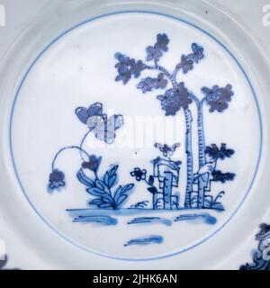 Assiette à vaisselle en porcelaine antique chinoise bleue et blanche avec décoration florale Banque D'Images