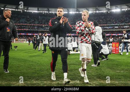 Diogo Dalot (20) et Donny van de Beek (34) de Manchester United quittent le terrain après le match Banque D'Images