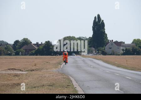 Dorney, Buckinghamshire, Royaume-Uni. 19th juillet 2022. Un homme portant des cycles de viz élevés à travers Dorney Common. Les températures à Dorney, dans le Buckinghamshire, ont dépassé 40 degrés cet après-midi alors que le Royaume-Uni a enregistré la journée la plus chaude jamais enregistrée. Crédit : Maureen McLean/Alay Live News Banque D'Images