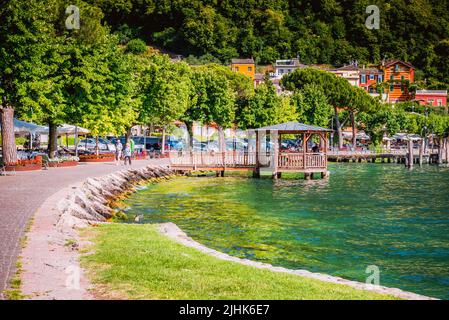 Promenade de Garda. Garda est une ville et une commune sur la rive du lac de Garde. Garda, province de Vérone, Vénétie, Italie, Europe Banque D'Images