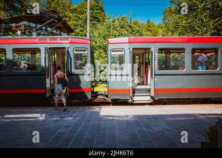 Passagers. Le chemin de fer Ritten est un chemin de fer électrique léger qui relie Bolzano au Ritten. Plateau Ritten. Collalbo, Renon, Bolzano, South T. Banque D'Images