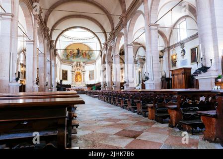 Intérieur. Cathédrale de Belluno, Duomo di Belluno, Basilique cattedrale di San Martino. Le bâtiment actuel a été construit entre 1517 et 1624, selon les plans de t Banque D'Images