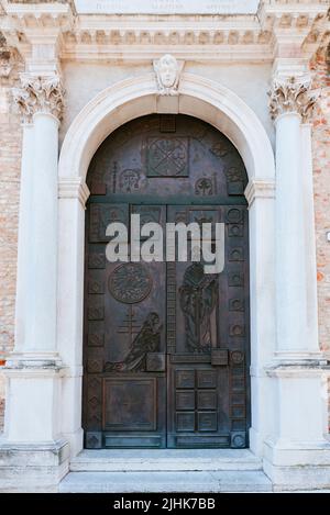 Porte d'entrée principale. Cathédrale de Belluno, Duomo di Belluno, Basilique cattedrale di San Martino. Le bâtiment actuel a été construit entre 1517 et 1624, à Banque D'Images