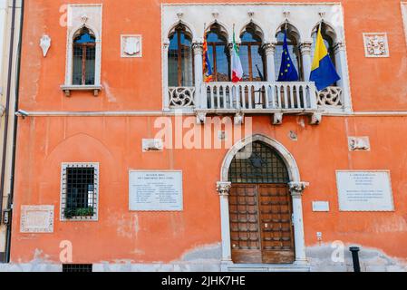 Le Palazzo Rosso, construit en 1833 par l'architecte Giuseppe Segusini, est de style néo-gothique. Le siège de la municipalité de Belluno y est situé. Bellun Banque D'Images