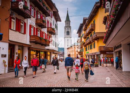 La rue principale, Corso Italia, dans le centre-ville. Cortina d'Ampezzo, province de Belluno, Vénétie, Italie, Europe. Banque D'Images